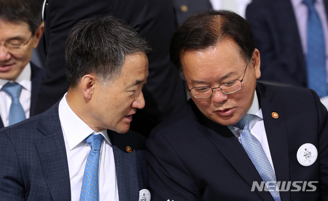 【서울=뉴시스】홍효식 기자 = 17일 오전 서울 여의도 국회 본청 로텐더홀에서 열린 제70주년 제헌절 경축식에서 김부겸(오른쪽) 행정안전부, 박능후 보건복지부 장관이 대화를 나누고 있다. 2018.07.17. yesphoto@newsis.com