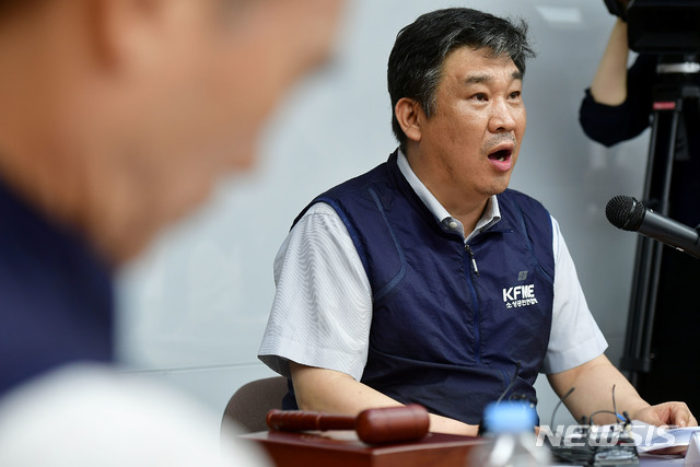 【서울=뉴시스】박주성 기자 = 17일 서울 동작구 신대방동 소상공인엽합회에서 열린 처저시급관련 긴급이사회에 참석한 최승재 소상공인연합회장이 회의를 주재하고 있다. 2018.07.17. photo@newsis.com