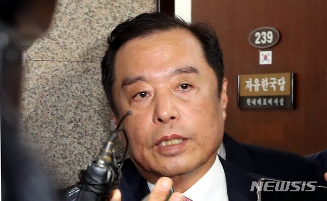 【서울=뉴시스】이종철 기자&nbsp; =&nbsp; 자유한국당 혁신비대위원장으로 선출된 김병준 교수가 17일 오전 서울 여의도 국회 본청자유한국당 원내대표실에서 전국위원회가 열리는 의원회관으로 이동하면서 기자들의 질문을 받고 있다.&nbsp;&nbsp; 2018.07.17.&nbsp; jc4321@newsis.com