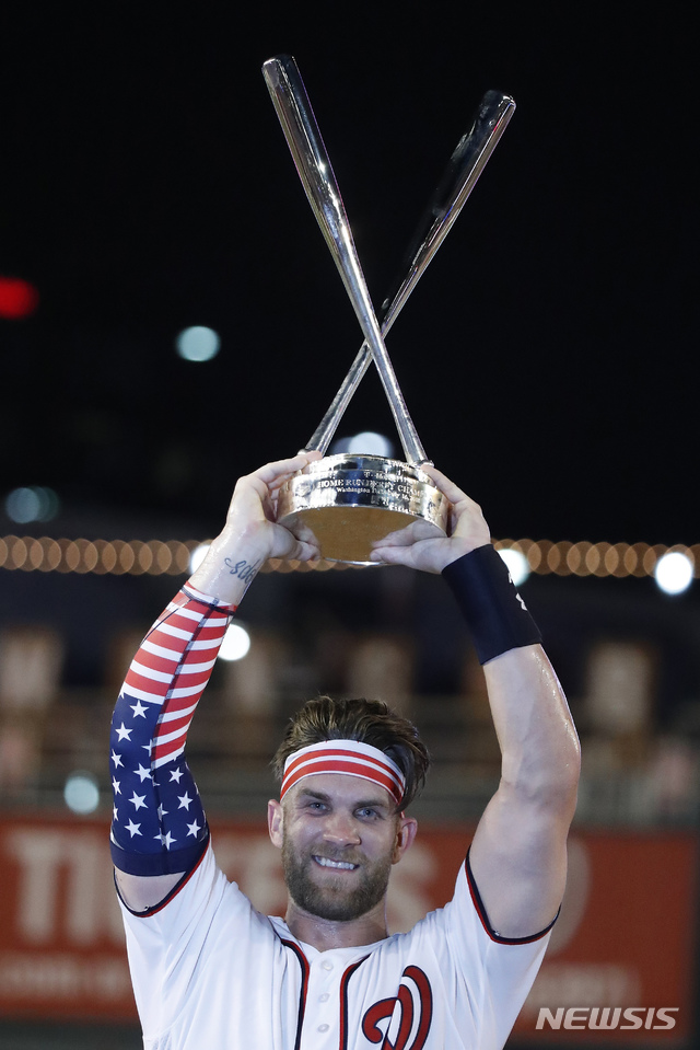 【워싱턴=AP/뉴시스】 워싱턴 내셔널스의 브라이스 하퍼가 17일(한국시간) 미국 워싱턴DC 내셔널스 파크에서 열린 제89회 메이저리그(MLB) 올스타 홈런더비에서 우승한 뒤 트로피를 들고 기뻐하고 있다.