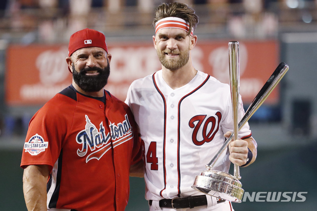 【워싱턴=AP/뉴시스】 워싱턴 내셔널스의 브라이스 하퍼(사진 오른쪽)가 17일(한국시간) 미국 워싱턴DC 내셔널스 파크에서 열린 제89회 메이저리그(MLB) 올스타 홈런더비에서 우승한 뒤 그에게 배팅볼을 던져 준 아버지 론과 함께 포즈를 취하고 있다.
