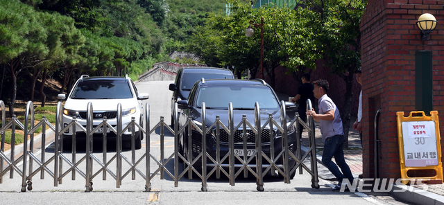 【광주=뉴시스】신대희 기자 = 17일 광주 한 사립고교에서 서부경찰서 경찰관들이 시험지 유출 사건과 관련한 압수수색을 진행한 뒤 교문을 나오고 있다.&nbsp; 2018.07.17.&nbsp; sdhdream@newsis.com