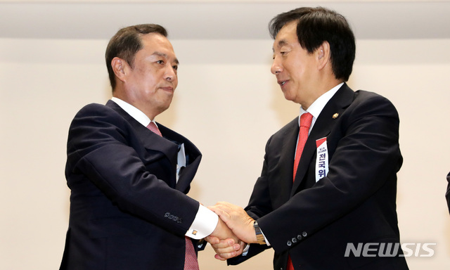 【서울=뉴시스】박영태 기자 = 17일 오전 서울 영등포구 여의도 국회 의원회관에서 진행된 자유한국당 제2차 전국위원회에서 혁신 비상대책위원장으로 선출된 김병준 비대위원장이 김성태 원내대표와 손을 잡고 있다. 2018.07.17. since1999@newsis.com