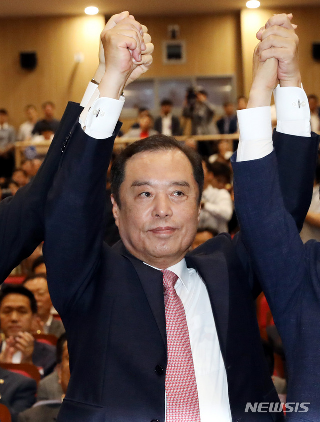 【서울=뉴시스】박영태 기자 = 17일 오전 서울 영등포구 여의도 국회 의원회관에서 진행된 자유한국당 제2차 전국위원회에서 혁신 비상대책위원장으로 선출된 김병준 비대위원장이 김성태 원내대표, 이주영 국회부의장과 손을 잡고 만세를 부르고 있다. 2018.07.17.since1999@newsis.com