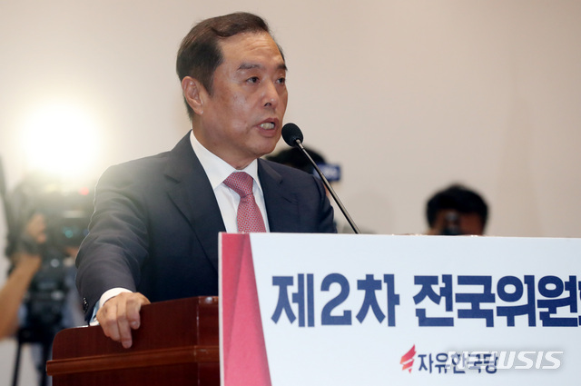 【서울=뉴시스】김병준 자유한국당 비대위원장이 수락인사를 하고 있는 모습. (사진=뉴시스DB). 2018.07.17