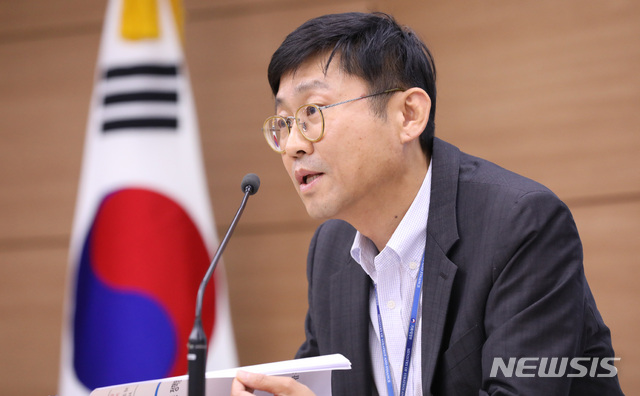 【세종=뉴시스】강종민 기자 = 도규상 기획재정부 경제정책국장이 지난 17일 정부세종청사에서 하반기 이후 경제여건 및 정책 방향과 저소득층 일자리·소득지원 대책을 설명하고 있다. 2018.07.18.&nbsp; ppkjm@newsis.com