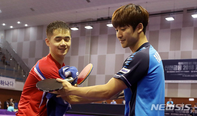 【대전=뉴시스】추상철 기자 = 2018 코리아오픈 탁구대회가 열린 17일 오전 대전 한밭체육관에서 첫 남북대결인 남자단식 예선에 출전한 한국 박강현과 북한 함유송이 경기를 마친후 인사를 하고 있다. 2018.07.17. scchoo@newsis.com