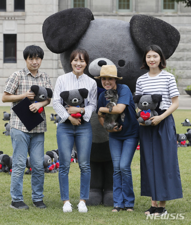 【서울=뉴시스】최동준 기자 = 동물권단체 케어가 17일 개식용 종식과 입양 독려를 위한 의미를 담아 서울 중구 서울광장에서 '아임 낫 푸드, 먹지 말고 안아 주세요' 토리 인형 전시를 열었다. 청와대 퍼스트 도그 '토리'와 평창올림픽 쇼트트랙 금메달 리스트 심석희, 김아랑 등 참석자들이 명예 입양식 후 기념촬영을 하고 있다. 왼쪽부터 기생충 박사 서민 교수, 김아랑 선수, 박소연 케어 대표, 심석희 선수. 2018.07.17. photocdj@newsis.com
