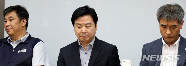 【서울=뉴시스】박주성 기자 = 17일 오후 서울 동작구 신대방동 소상공인엽합회에서 열린 긴급 기자간담회에서 최승재(왼쪽부터) 소상공인연합회장과 홍종학 중소벤처기업부 장관, 하현수 전국상인연합회 회장이 참석해 생각에 잠겨 있다. 2018.07.17. park7691@newsis.com