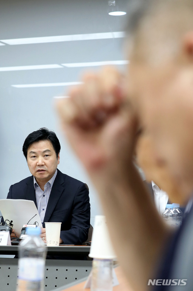 【서울=뉴시스】박주성 기자 = 홍종학 중소벤처기업부 장관이 17일 오후 서울 동작구 신대방동 소상공인엽합회에서 열린 긴급 기자간담회에 참석해 인사말을 하고 있다.&nbsp; 2018.07.17. park7691@newsis.com