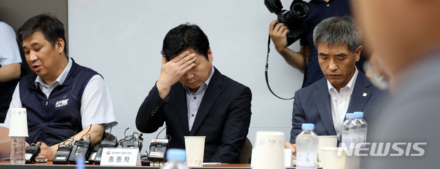 【서울=뉴시스】박주성 기자 = 홍종학 중소벤처기업부 장관이 17일 오후 서울 동작구 신대방동 소상공인엽합회에서 열린 긴급 기자간담회에 참석해 최승재 소상공인연합 회장의 발언을 경청하며 생각에 잠겨 있다. 2018.07.17. park7691@newsis.com