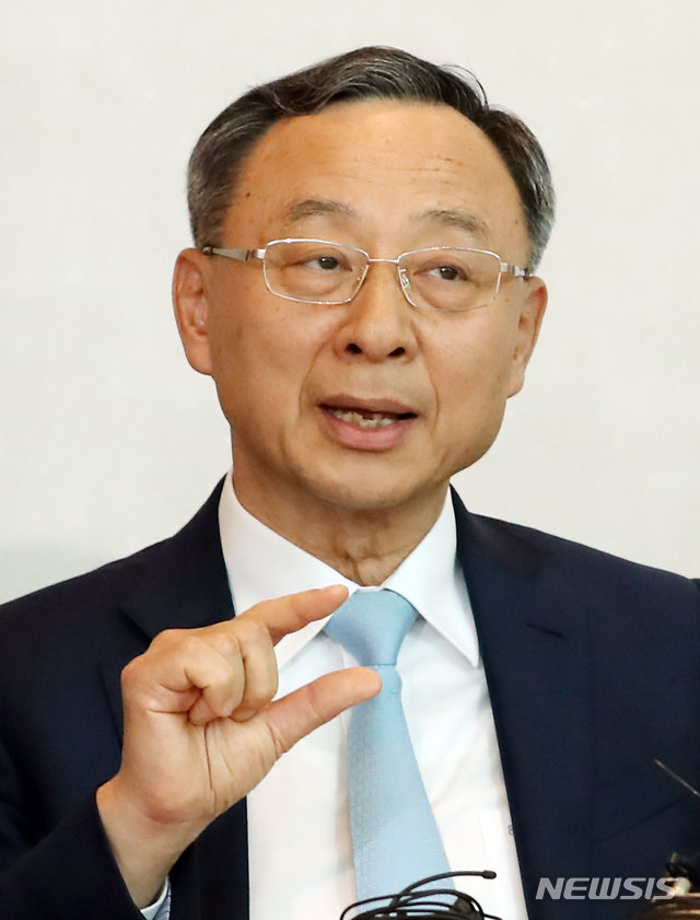 【서울=뉴시스】고승민 기자 = 17일 오전 서울 여의도의 한 호텔에서 열린 과학기술정보통신부 장관-통신사 CEO간담회에서 황창규 KT 회장이 발언하고 있다. 2018.07.17. kkssmm99@newsis.com