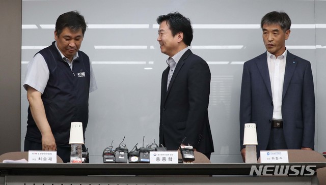 【서울=뉴시스】박주성 기자 = 홍종학 중소벤처기업부 장관(가운데)이 17일 오후 서울 동작구 중소기업연구원에서 열린 중소기업과 소상공인과의 간담회에 참석해 최승재 소상공인연합회 회장(왼쪽)과 인사하고 있다. 2018.07.17.&nbsp; photo@newsis.com