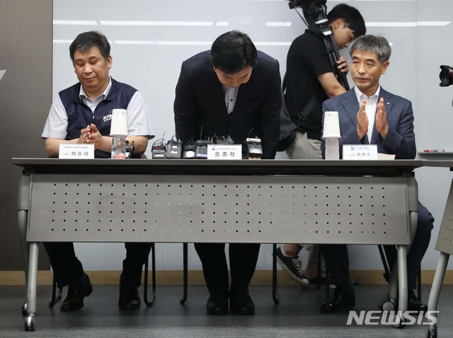 【서울=뉴시스】박주성 기자 = 홍종학 중소벤처기업부 장관(가운데)이 17일 오후 서울 동작구 중소기업연구원에서 열린 중소기업과 소상공인과의 간담회에 참석해 인사하고 있다. 2018.07.17.&nbsp; photo@newsis.com