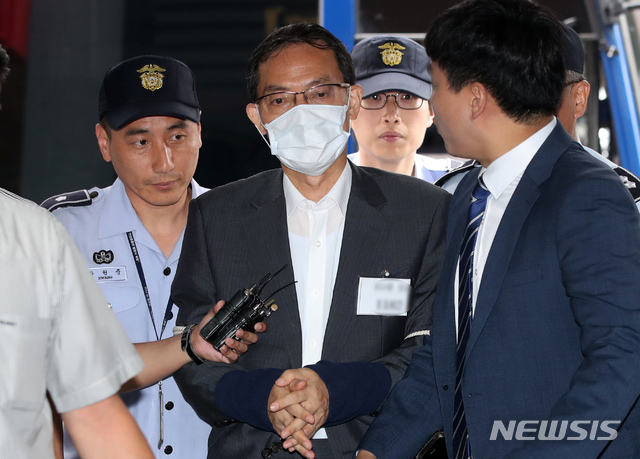 【서울=뉴시스】김선웅 기자 = '드루킹 댓글 조작 의혹' 사건을 수사 중인 허익범 특별검사팀에 체포된 도 모 변호사가 지난 17일 오후 서울 서초구 강남역 인근에 위치한 특검사무실로 소환되고 있다. 2018.07.17. mangusta@newsis.com