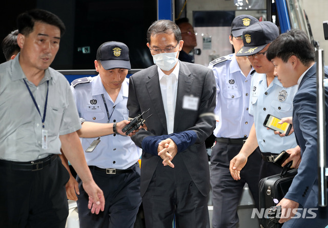 【서울=뉴시스】김선웅 기자 = '드루킹 댓글 조작 의혹' 사건을 수사 중인 허익범 특별검사팀에 체포된 도 모 변호사가 17일 오후 서울 서초구 강남역 인근에 위치한 특검사무실로 소환되고 있다. '드루킹' 김 모씨가 이끈 경제적공진화모임(경공모)에서 활동한 인물이자 오사카 총영사 추천 대상인물로 알려진 도 변호사는 이날 오전 정치자금법 위반 및 증거위조 등 혐의로 긴급 체포됐다. 2018.07.17.&nbsp; mangusta@newsis.com