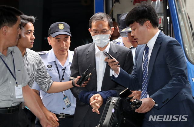 【서울=뉴시스】김선웅 기자 = '드루킹 댓글 조작 의혹' 사건을 수사 중인 허익범 특별검사팀에 체포된 도모 변호사가 지난 17일 오후 서울 서초구 강남역 인근에 위치한 특검사무실로 소환되고 있다. 2018.07.17. mangusta@newsis.com