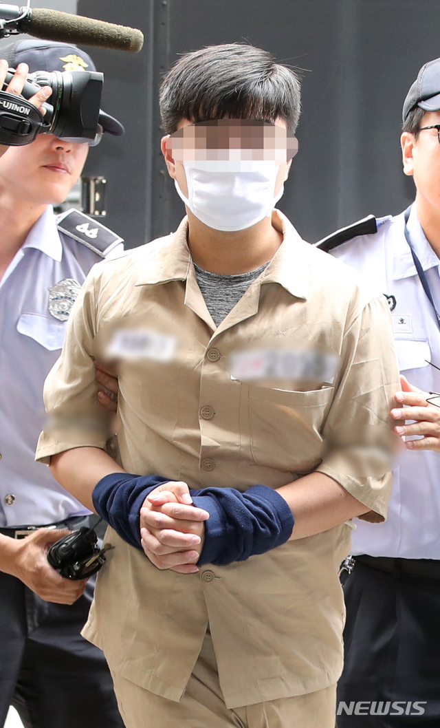 【서울=뉴시스】김선웅 기자 = 인터넷 댓글 조작 혐의를 받는 '드루킹' 김모씨에게 매크로 프로그램을 전달한 공범 박모씨(인터넷 필명 서유기)가 지난 17일 오후 서울 서초구 강남역 인근에 위치한 특검사무실로 소환되고 있다. 2018.07.17. mangusta@newsis.com