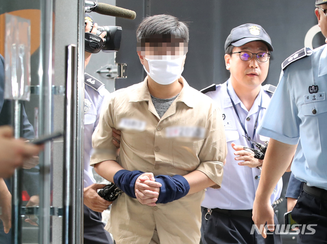 【서울=뉴시스】김선웅 기자 = 인터넷 댓글 조작 혐의를 받는 '드루킹' 김 모씨에게 매크로 프로그램을 전달한 공범 박 모씨(인터넷 필명 서유기)가 17일 오후 서울 서초구 강남역 인근에 위치한 특검사무실로 소환되고 있다. 2018.07.17.&nbsp; mangusta@newsis.com