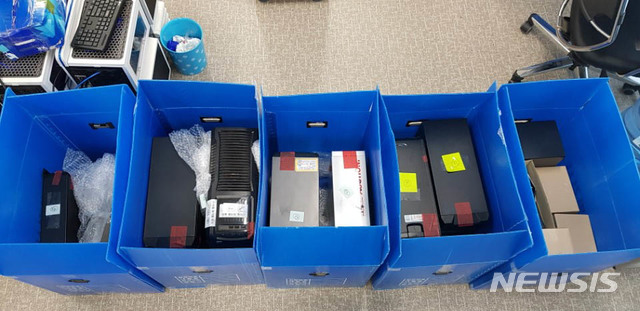 【서울=뉴시스】허익범 특별검사팀이 지난 16일 경기도 파주시의 한 창고를 수색해 압수한 물품들을 공개했다. 2018.07.17. (사진=허익범 특별검사팀 제공) photo@newsis.com