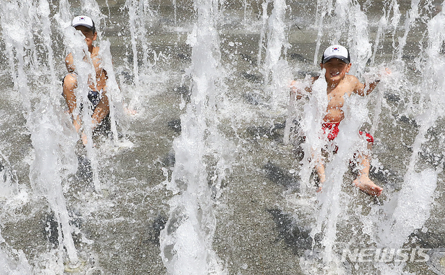 【서울=뉴시스】최진석 기자 = 서울 지역에 폭염경보가 발효된 17일 오후 서울 세종로 광화문 광장 분수에서 어린이들이 더위를 식히며 물놀이를 즐기고 있다. 기상청은 전국 대부분 지역에 폭염특보가 발효, 대부분 지역 낮 기온 33도 이상 올라 매우 덥고, 더위는 당분간 지속, 고온으로 인한 피해가 발생하지 않도록 건강과 농축수산물관리에 각별히 유의 할 것을 당부했다. 2018.07.17. myjs@newsis.com