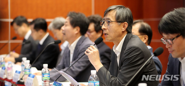 【서울=뉴시스】박주성 기자 = 17일 오후 서울 여의도 금융투자협회에서 열린 '국민연금기금 스튜어드십 코드 도입방안 공청회'에서 박영석 서강대학교 교수가 패널 토론을 진행하고 있다.&nbsp; 스튜어드십 코드는 국민연금과 같은 기관투자자가 집사(steward)처럼 돈을 맡긴 국민 이익을 위해 책임을 다하도록 한 지침이다. 2018.07.17. park7691@newsis.com