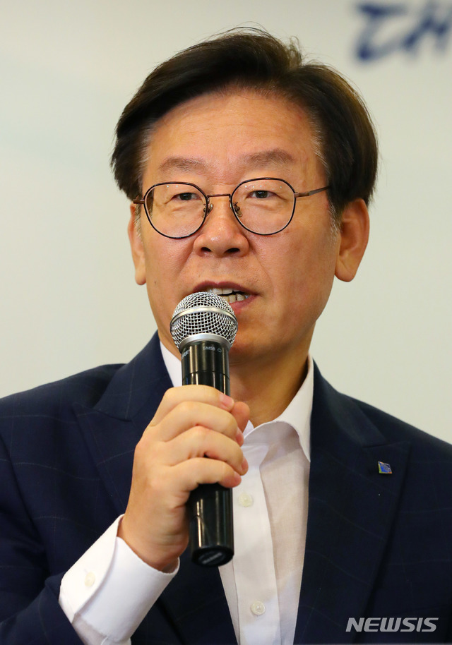 【서울=뉴시스】배훈식 기자 = 17일 오후 서울 중구 한국프레스센터에서 열린 국토교통 정책 협약식에 참석한 이재명 경기도지사가 인사말을 하고 있다. 2018.07.17.&nbsp; dahora83@newsis.com 