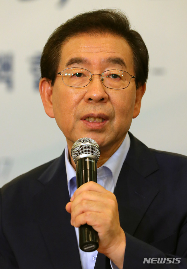 【서울=뉴시스】배훈식 기자 = 17일 오후 서울 중구 한국프레스센터에서 열린 국토교통 정책 협약식에 참석한 박원순 서울특별시장이 인사말을 하고 있다. 2018.07.17. dahora83@newsis.com