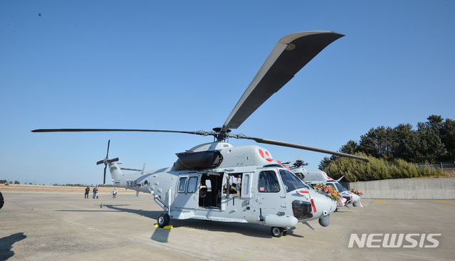 【서울=뉴시스】조성봉기자 = 17일 오후 4시46분께 경북 포항시 남구 해군 6전단내 활주로에서 정비후 시험비행중이던 해병대 소속 마린온 상륙기동헬기 1대가 지상 10m상공에서 추락해 헬기 탑승자 6명중 5명이 숨지고 1명이 부상했다.&nbsp; 사진은 17일 오후 경북 포항시 남구 해군 6전단 활주로에서 추락한 마린온과 같은 기종 헬기. 2018.07.17.(사진=뉴시스 DB)&nbsp;&nbsp;&nbsp; photo@newsis.com