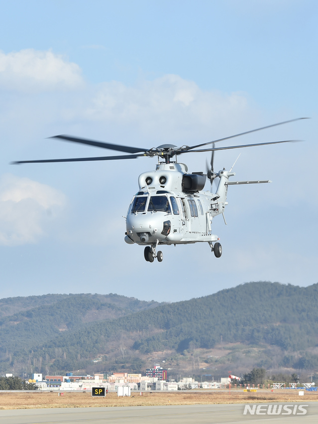 【서울=뉴시스】조성봉기자 = 17일 오후 4시46분께 경북 포항시 남구 해군 6전단내 활주로에서 정비후 시험비행중이던 해병대 소속 마린온 상륙기동헬기 1대가 지상 10m상공에서 추락해 헬기 탑승자 6명중 5명이 숨지고 1명이 부상했다. 사진은 17일 오후 경북 포항시 남구 해군 6전단 활주로에서 추락한 마린온과 같은 기종 헬기. 2018.07.17.(사진=뉴시스 DB) photo@newsis.com