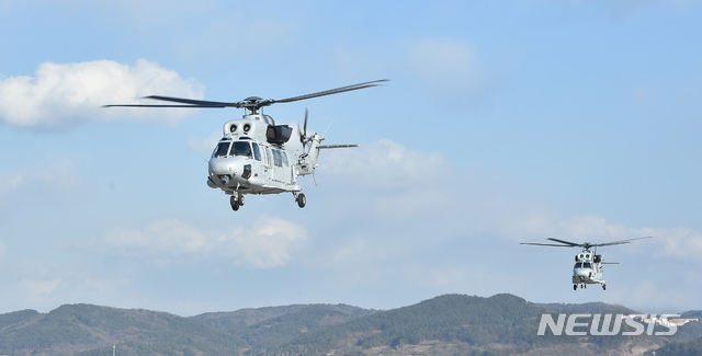 【서울=뉴시스】조성봉기자 = 17일 오후 4시46분께 경북 포항시 남구 해군 6전단내 활주로에서 정비후 시험비행중이던 해병대 소속 마린온 상륙기동헬기 1대가 지상 10m상공에서 추락해 헬기 탑승자 6명중 5명이 숨지고 1명이 부상했다. 사진은 17일 오후 경북 포항시 남구 해군 6전단 활주로에서 추락한 마린온과 같은 기종 헬기. 2018.07.17.(사진=뉴시스 DB) photo@newsis.com