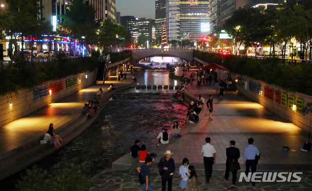 【서울=뉴시스】배훈식 기자 = 연일 폭염과 열대야가 계속된 17일 오후 서울 종로구 청계천을 찾은 시민들이 더위를 식히고 있다. 2018.07.17. dahora83@newsis.com