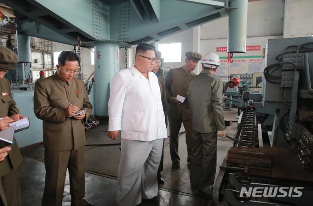 【서울=뉴시스】 북한 조선중앙TV는 김정은 국무위원장이 청진조선소를 현지지도했다고 17일 보도했다. 2018.07.17. (사진=조선중앙TV 캡처)&nbsp; photo@newsis.com