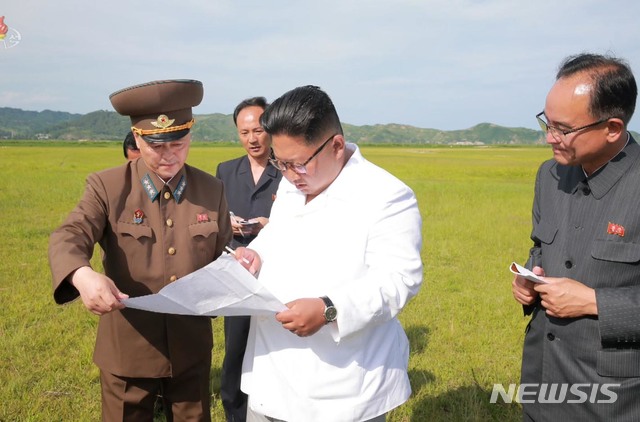 【서울=뉴시스】 북한 조선중앙TV는 김정은 국무위원장이 함경북도 경성군 중평리에 대규모남새온실농장을 건설하기 위해 현지를 방문, 둘러봤다고 지난 17일 보도했다. 2018.07.17. (사진=조선중앙TV 캡처)&nbsp; photo@newsis.com