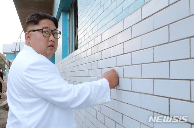 【서울=뉴시스】 북한 조선중앙TV는 김정은 국무위원장이 염분진 호텔 건설 현장을 현지지도했다고 17일 보도했다. 2018.07.17. (사진= 조선중앙TV 캡처)&nbsp; photo@newsis.com