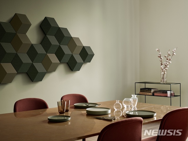 【서울=뉴시스】세계적인 홈 엔터테인먼트 브랜드 뱅앤올룹슨(Bang & Olufsen)이 벽 고정형 무선 스피커 '베오사운드 쉐이프(BeoSound Shape)'를 출시했다고 18일 밝혔다. 2018.07.18 (사진 = 뱅엔올룹슨 제공) photo@newsis.com