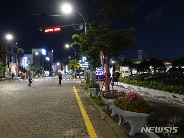 【제주=뉴시스】조수진 기자 = 16일 오후 제주시 일도1동 산지천 일대에선 불법 성매매 호객행위를 하는 중년 여성들이 건너편을 왔다갔다 하고 있다. 2018.07.16. susie@newsis.com