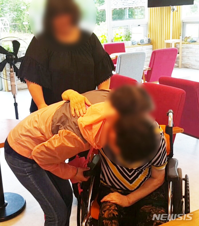 【창원=뉴시스】강경국 기자 = 1987년 3월 부모님과 함께 밀양에 있는 친척집에 제사를 지내러 갔다가 실종됐던 B(37·여·지적장애 1급)씨가 경찰의 노력으로 31년만에 가족의 품으로 돌아가 모녀가 극적으로 상봉하고 있다. 2018.07.18. (사진=경남지방경찰청 제공) photo@newsis.com