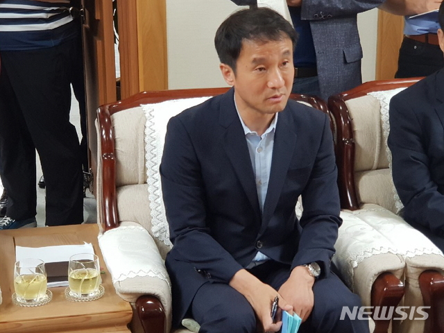 【대구=뉴시스】정창오 기자 = 한병도 청와대 정무수석이 18일 오후 대구시 중구 대구시청 접견실에서 권영진 대구시장에게 정부 정책방향을 설명하고 있다. 2018.07.18. jco@newsis.com