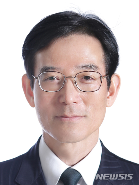 【서울=뉴시스】신용보증재단중앙회 신임 회장에 김병근 중소벤처기업부 소상공인정책실장이 내정돼 19일 취임식을 갖는다. 2018.7.18(사진=중소벤처기업부 제공) photo@newsis.com