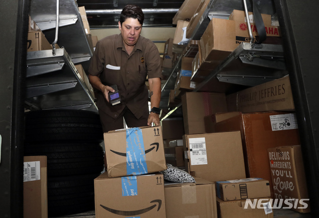 【마이애미( 미 플로리다주) = AP/뉴시스】미국 최대의 온라인 소매회사 아마존의 7월 16일부터 36시간 진행되는 전세계 대상의 연례 프라임데이 행사에서 1억개의 상품이 팔렸다고 이 회사가 밝혔다. 사진은 마이애미에 있는 아마존 포장센터의 발송준비 광경.&nbsp; 