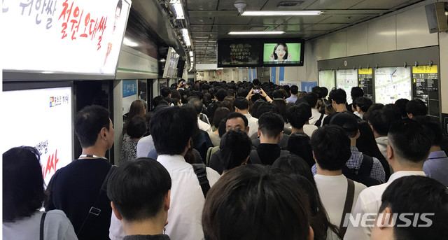 【서울=뉴시스】 출근길 지하철역 모습. 뉴시스DB. 2018.07.18. (사진= 독자 제공) photo@newsis.com