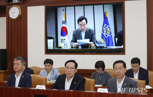 【서울=뉴시스】임태훈 기자 = 송영무 국방부 장관이 18일 오전 서울 종로구 정부서울청사에서 열린 세종-서울 영상 국정현안점검조정회의에서 이낙연 국무총리의 모두발언을 경청하고 있다. 2018.07.18. taehoonlim@newsis.com