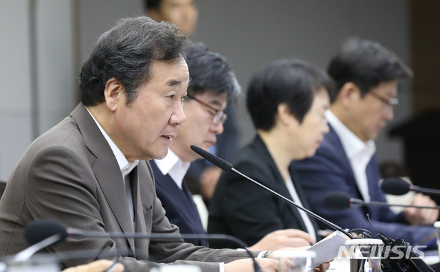 【세종=뉴시스】강종민 기자 = 이낙연 국무총리가 18일 오전 정부세종청사에서 열린 국정현안점검 조정회의에서 모두발언을 하고 있다. 2018.07.18.&nbsp;&nbsp; ppkjm@newsis.com