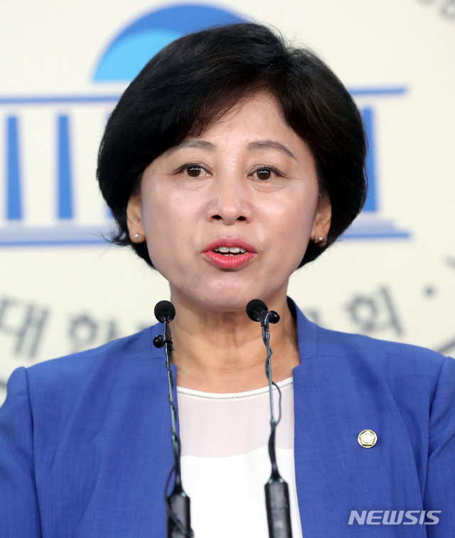 【서울=뉴시스】박영태 기자 = 18일 오전 서울 영등포구 여의도 국회 정론관에서 남인순 더불어민주당 의원이 최고위원 출마 기자회견을 하고 있다. 2018.07.18.since1999@newsis.com
