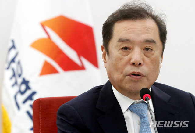 【서울=뉴시스】박영태 기자 = 18일 오전 서울 영등포구 여의도 국회 자유한국당 당대표실에서 진행된 김병준 혁신 비상대책위원장 기자간담회에서 김 비대위원장이 취재진의 질문에 답변하고 있다. 2018.07.18.since1999@newsis.com