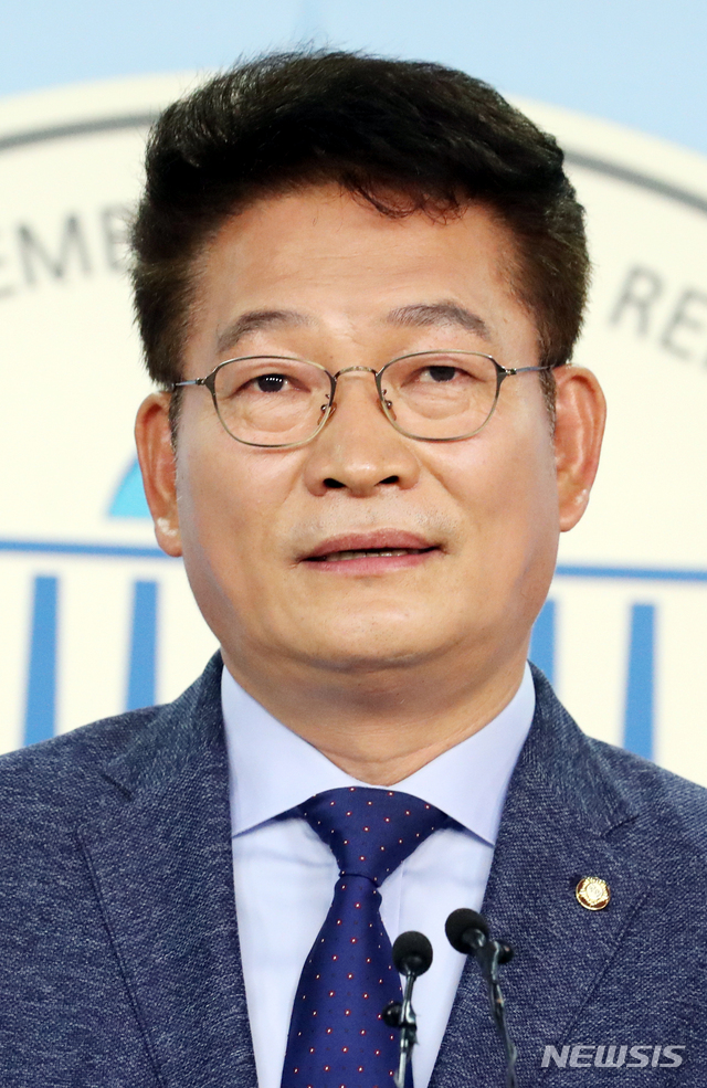 【서울=뉴시스】이종철 기자&nbsp; = 더불어민주당 송영길 의원이 18일 오전 서울 여의도 국회 정론관에서 기자회견을 갖고 당 대표 출마 선언을 하고 있다. 2018.07.18.&nbsp; jc4321@newsis.com