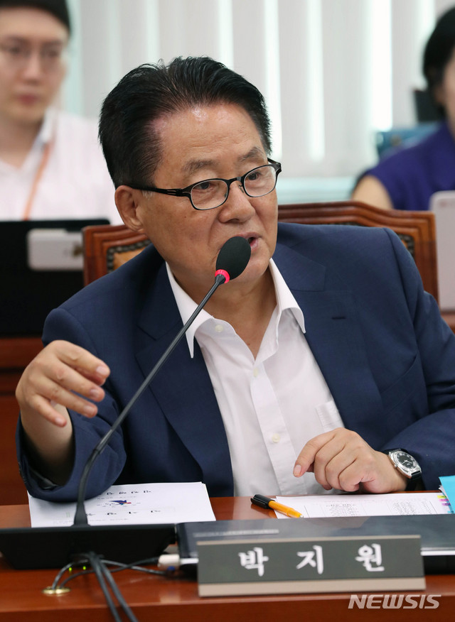 【서울=뉴시스】홍효식 기자 = 평화와정의의 의원모임 박지원 법사위 간사가 18일 오전 서울 여의도 국회 본청 법제사법위원회 회의실에서 열린 전체회의에 참석해 인사말을 하고 있다. 2018.07.18.&nbsp; yesphoto@newsis.com