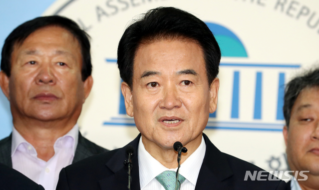 【서울=뉴시스】이종철 기자&nbsp; = 민주평화당 정동영 의원이 18일 오전 서울 여의도 국회 정론관에서 지지자들과 기자회견을 갖고 당 대표 출마 선언을 하고 있다. 2018.07.18.&nbsp; jc4321@newsis.com