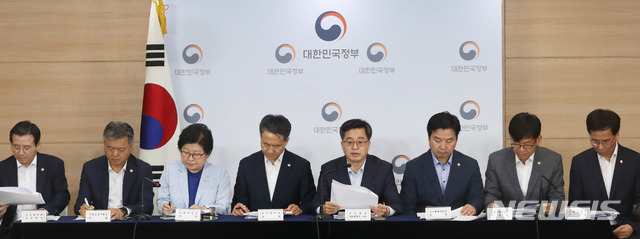 【서울=뉴시스】임태훈 기자 = 김동연 경제부총리 겸 기획재정부 장관이 18일 오전 서울 종로구 정부서울청사에서 관계부처&nbsp; '하반기 경제정책방향 및 저소득층 맞춤형 일자리·소득 지원대책' 등을 발표하고 있다.&nbsp; 왼쪽부터 김용범 금융위원회 부위원장, 이인호 산업통상자원부 차관, 정현백 여성가족부 장관, 박능후 보건복지부 장관, 김 부총리, 홍종학 중소벤쳐기업부 장관, 김상조 공정거래위원장, 이성기 고용노동부 차관. 2018.07.18.&nbsp; taehoonlim@newsis.com